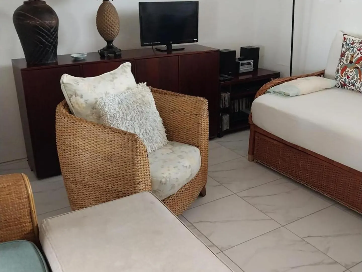Attractive 2-Bed Apartment Stunning Sea View Dickenson Bay