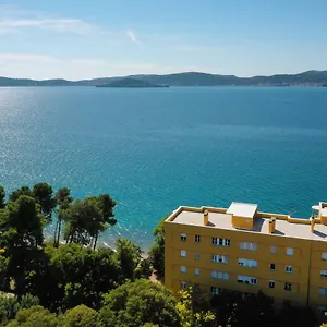 Caisa Classic Beachfront Apartment Zadar